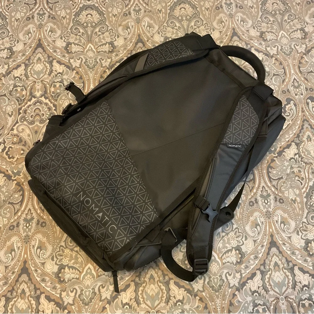 Like New Nomatic Travel Bag 40L + Laundry Bag+ Waist Strap Used 1x